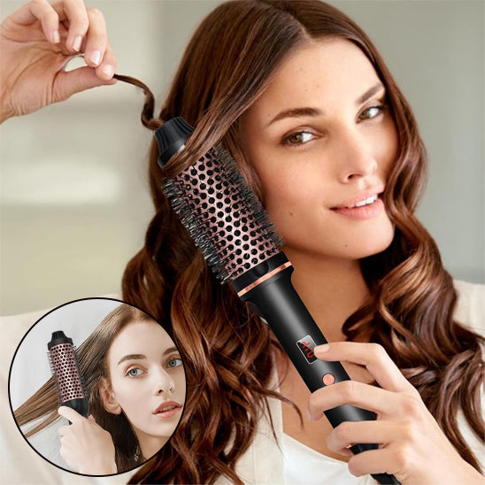 femme bouclant ses cheveux avec brosse soufflante