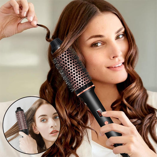 femme bouclant ses cheveux avec brosse soufflante