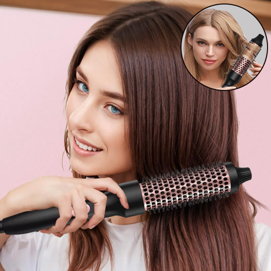 femme se brossant les cheveux avec brosse soufflante
