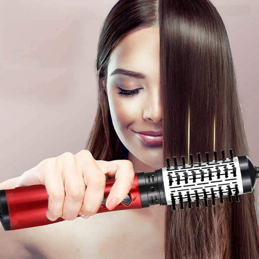 femme se sechant cheveux avec brosse soufflante
