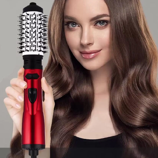 femme tenant brosse soufflante dans sa main droite