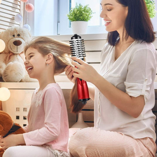mere utilisant brosse soufflante sur sa fille